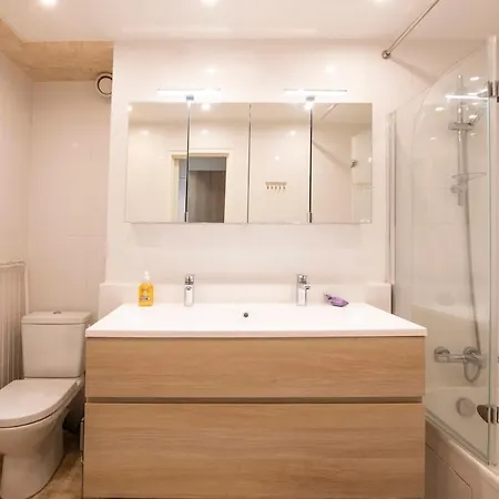 Three Bedrooms With Rooftop Terrace In Jlp *