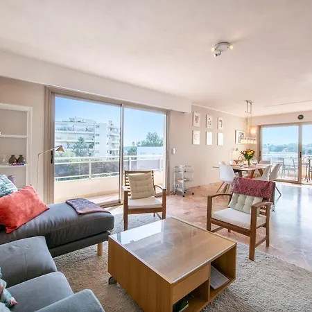 Three Bedrooms With Rooftop Terrace In Jlp *